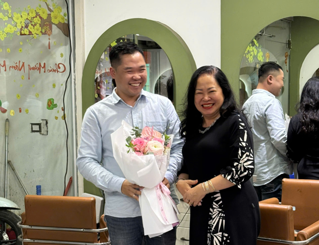 GS.TS. Nguyễn Thị Hoàng Yến - Phó Chủ tịch VAEFA tặng hoa chúc mừng DNXH Thành Nguyễn